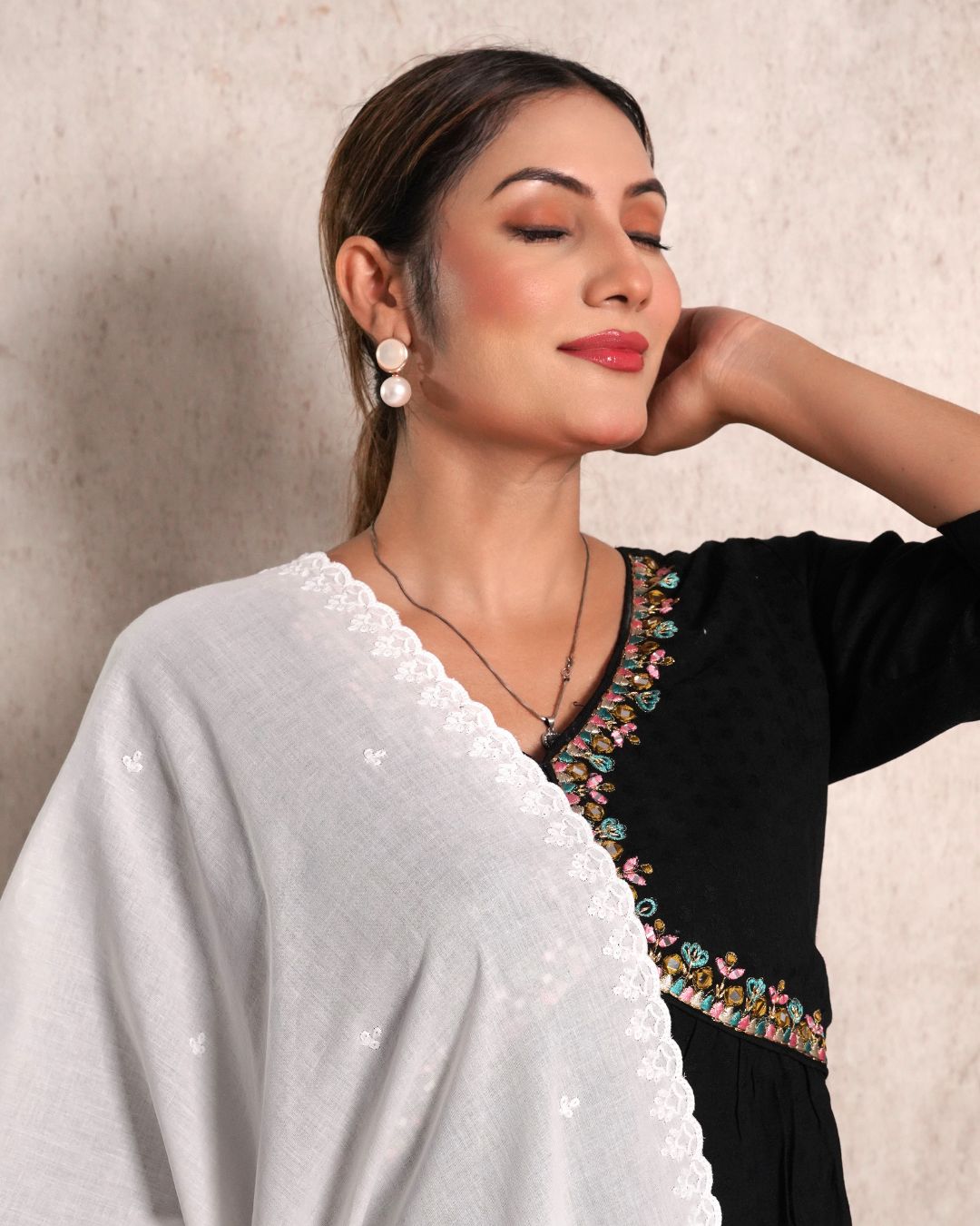 Dyeable Cotton Mulmul Dupatta - Thread Contour