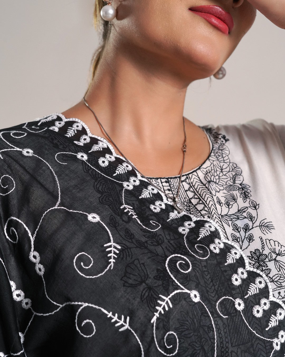 Black Cotton Mulmul Dupatta - Curvy Loops