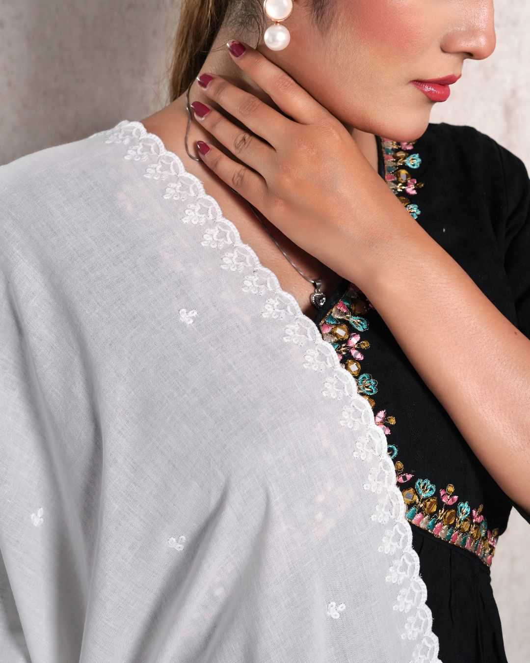 Dyeable Cotton Mulmul Dupatta - Thread Contour
