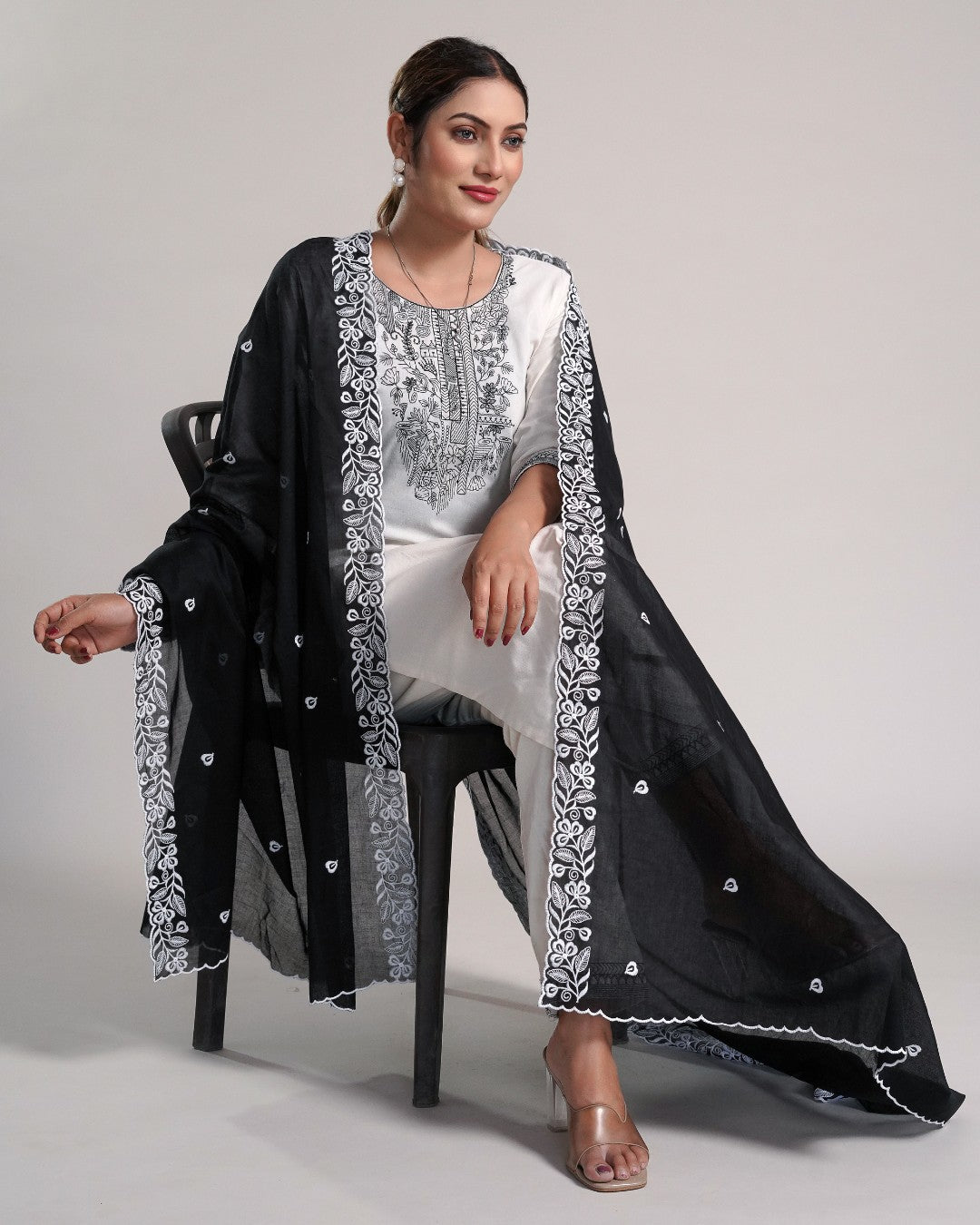 Black Cotton Mulmul Dupatta - Vine Motif