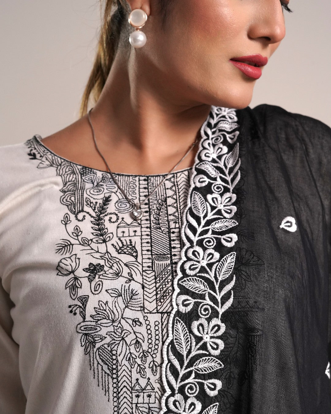 Black Cotton Mulmul Dupatta - Vine Motif