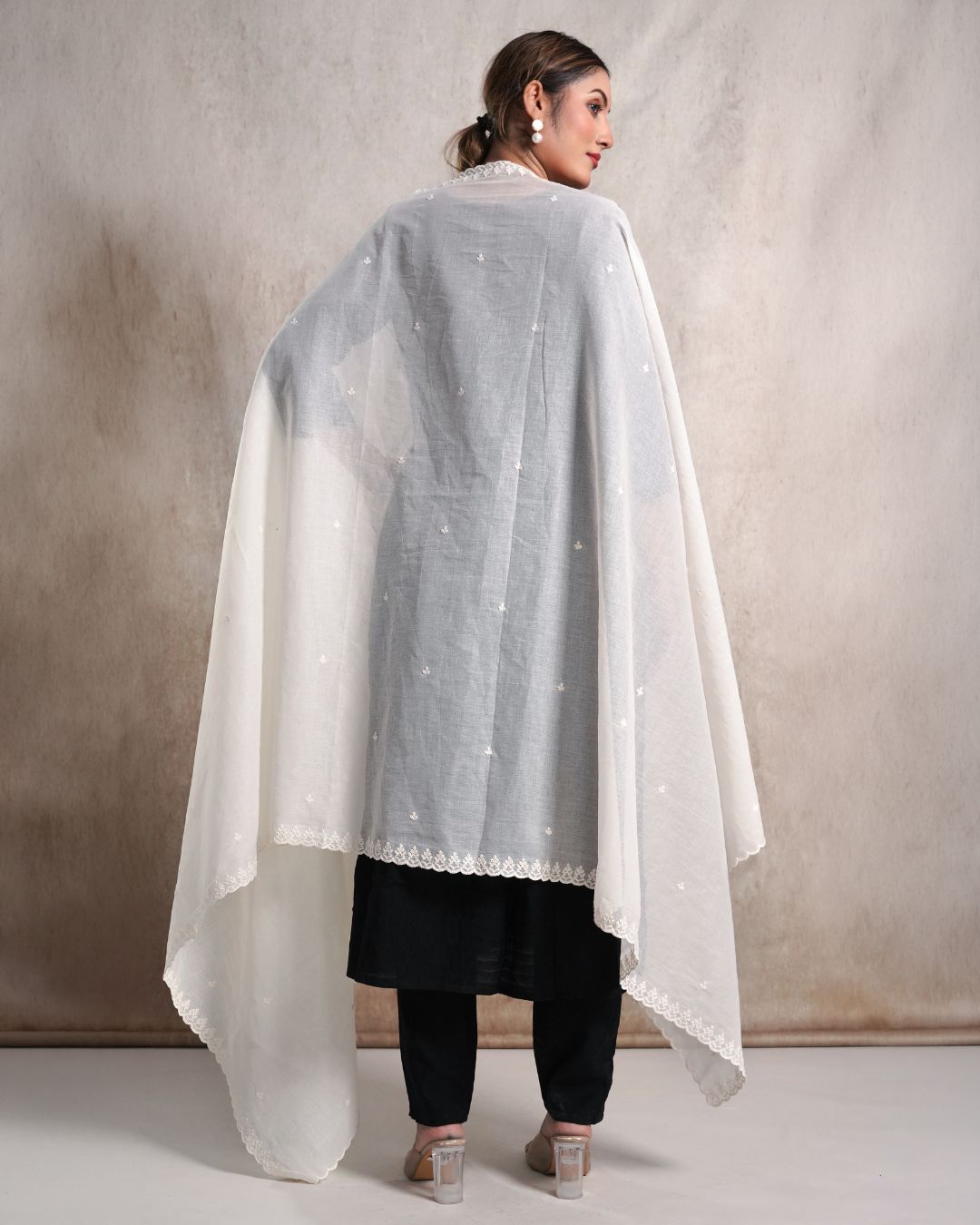 Dyeable Cotton Mulmul Dupatta - Thread Contour