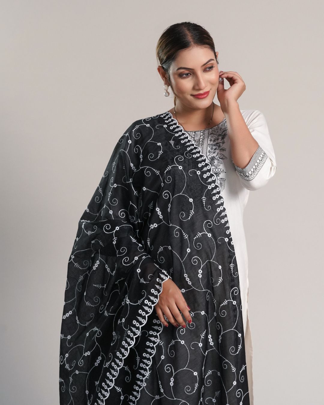 Black Cotton Mulmul Dupatta - Curvy Loops